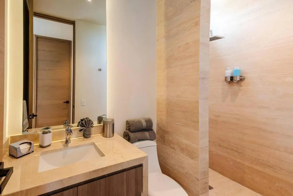 Centrally located gem - sunset views/rooftop pool 2BR/2Bath