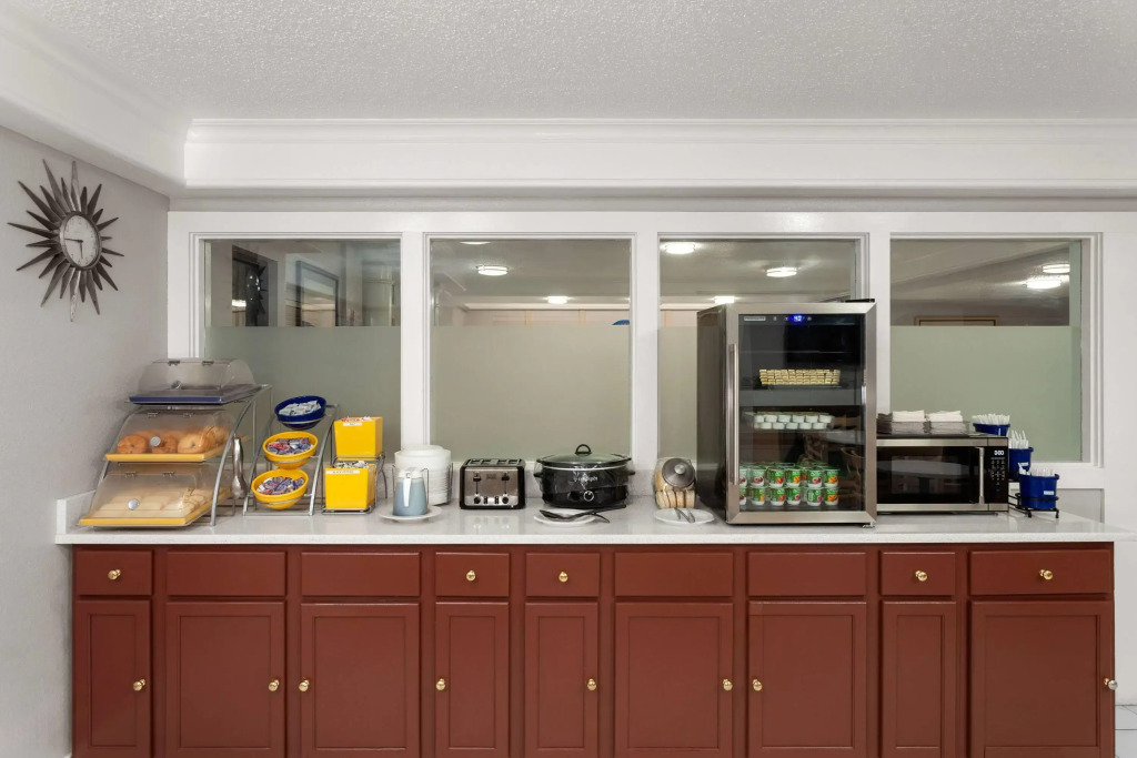 Days Inn & Suites by Wyndham Arlington Heights