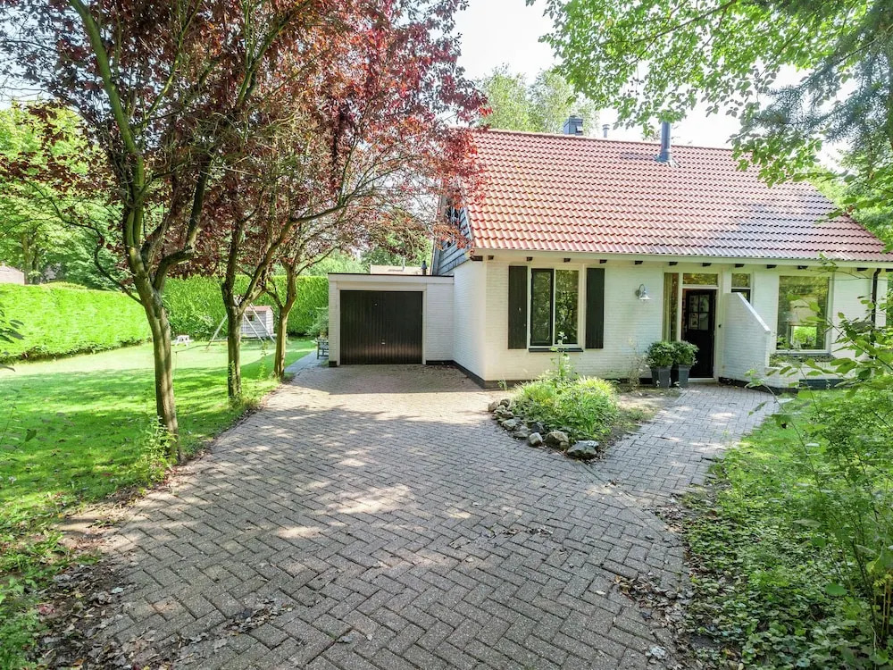 Charming Holiday Home in Burgh-Haamstede near Beach