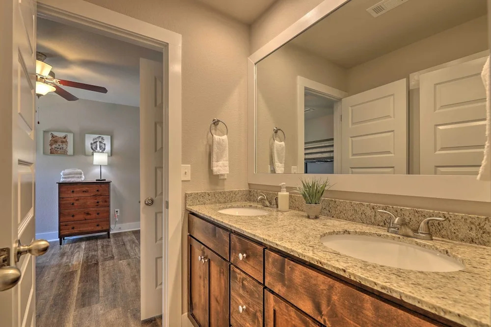 Fayetteville House: Pool Access & Gas Grill!