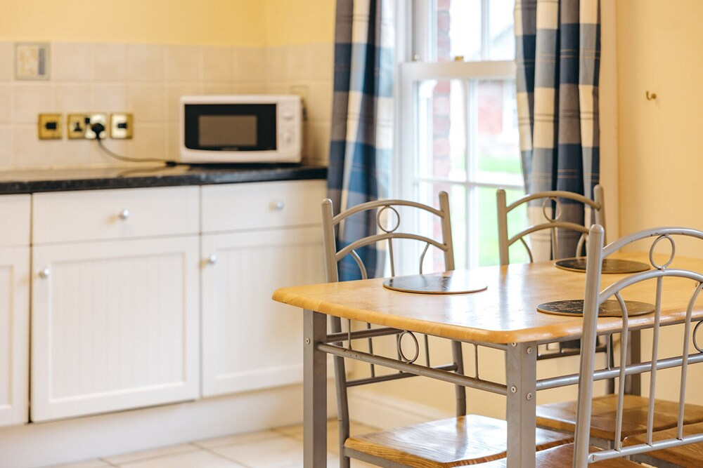 Cottage in Netley Hall With Lush Gardens