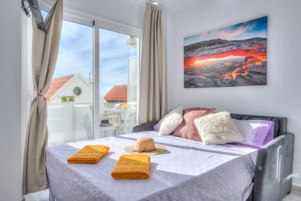 Tidy Apartment, Small Terrace and Air Conditioning