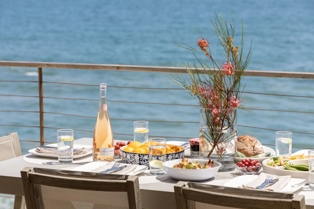 Malibu Beach House Bliss by AvantStay | Beachfront + Private Beach Access, Malibu