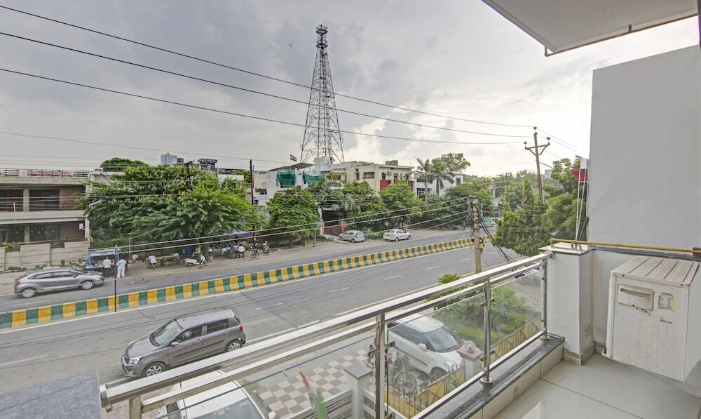 YOYO ROOMS NEAR SECTOR 16 METRO Noida