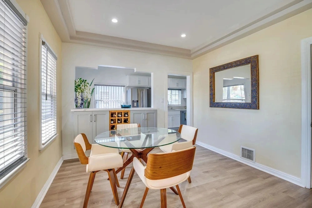 3 Mi to Usc, Museums & Parks! Modern LA Apartment