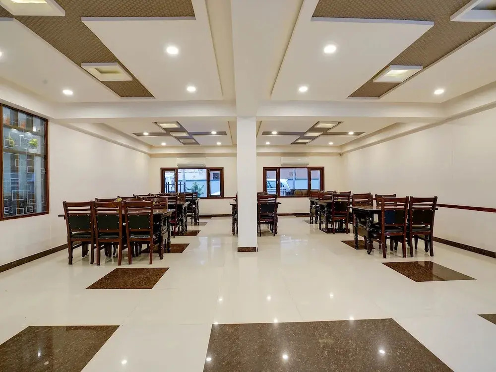 Capital O 49135 Sri Simran Park Hotel