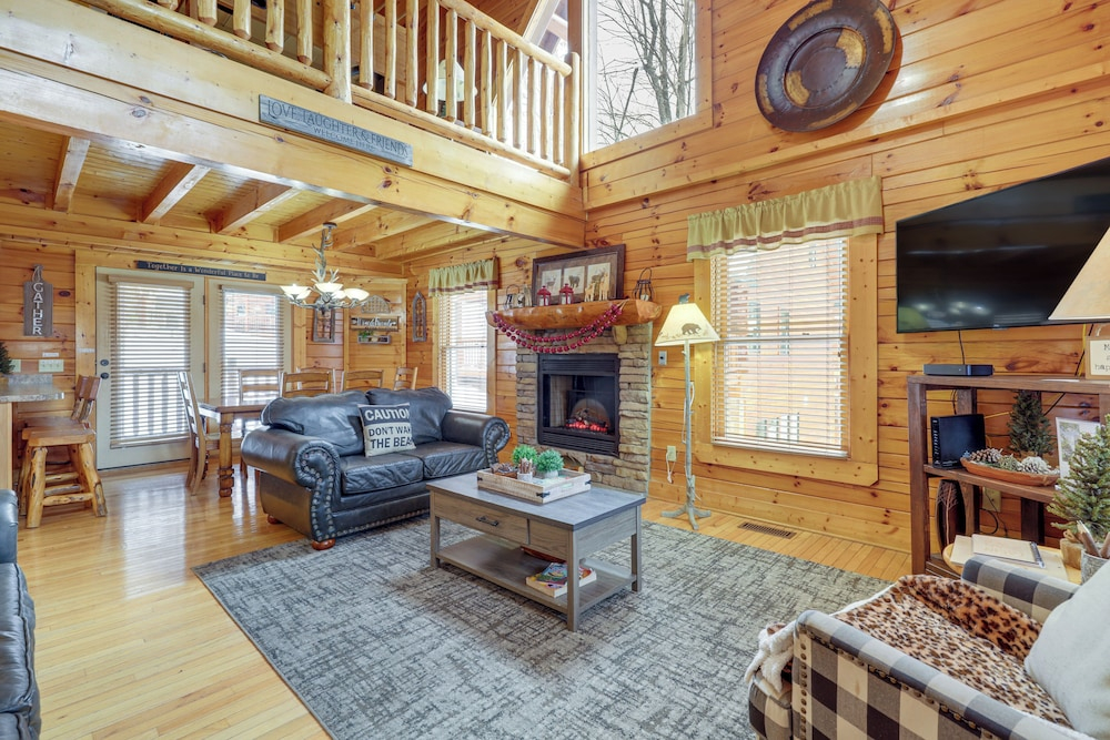 Family Haven w/ Hot Tub! 5 Mi to Dtwn Pigeon Forge
