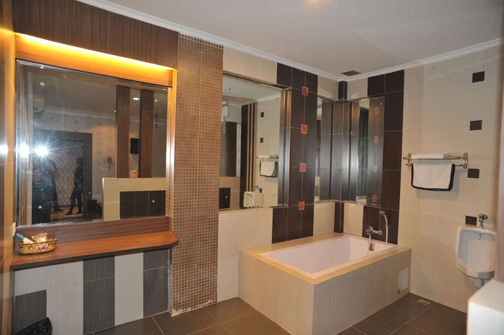 New Hollywood Hotel