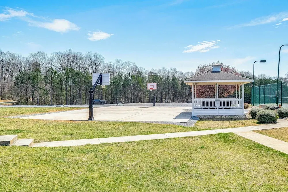 Resort Amenities & Beach Access: Huddleston Condo