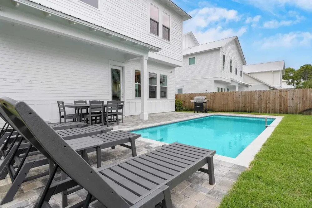 Flipper by Avantstay 18-person Retreat w/ Pool