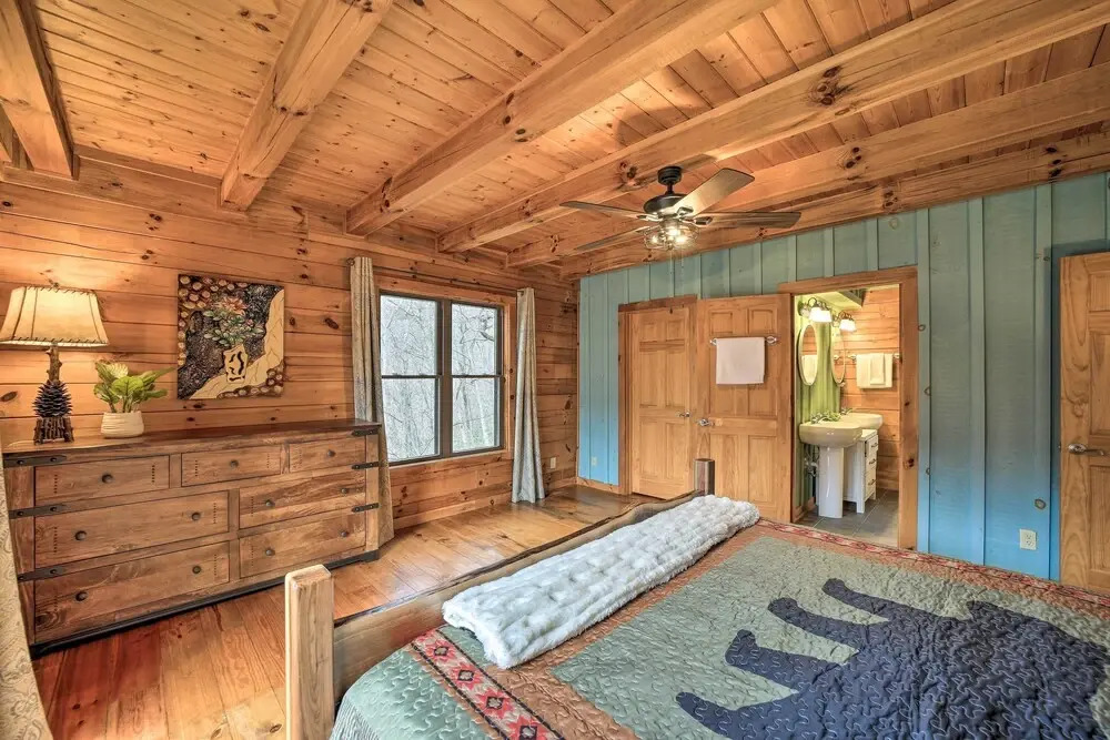 Decks & Mountain Views: Waynesville Getaway!