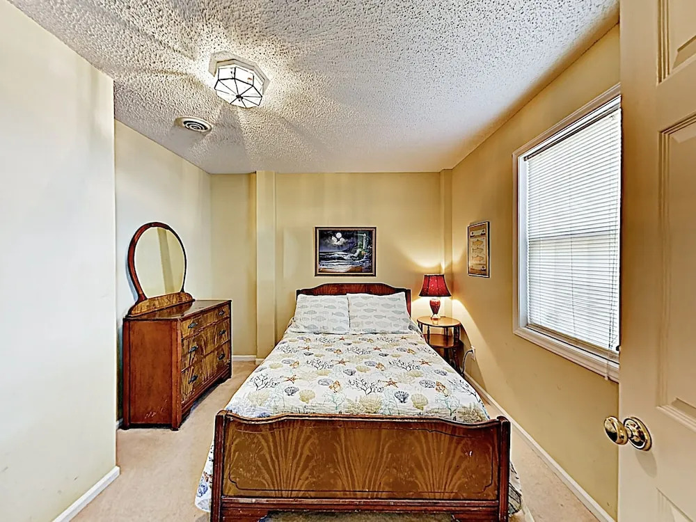 Fish N Hooks W/ Ocean-view Porch, Steps To Beach 5 Bedroom Home