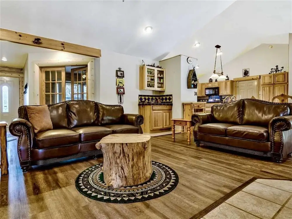 Log Heaven - Three Bedroom Cabin with Hot Tub