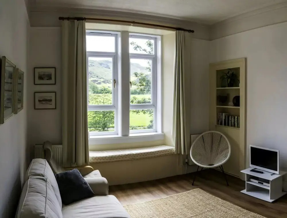 Spacious 2 Bedroom Holyrood Flat With Great Views