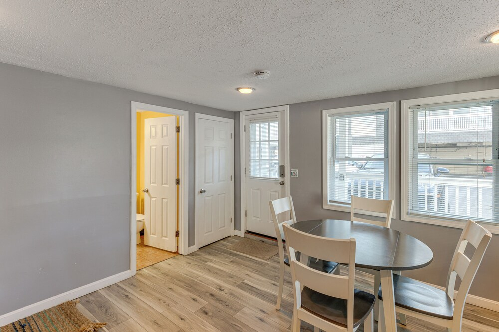 Walk to Public Beach Access! Breezy Hampton Condo