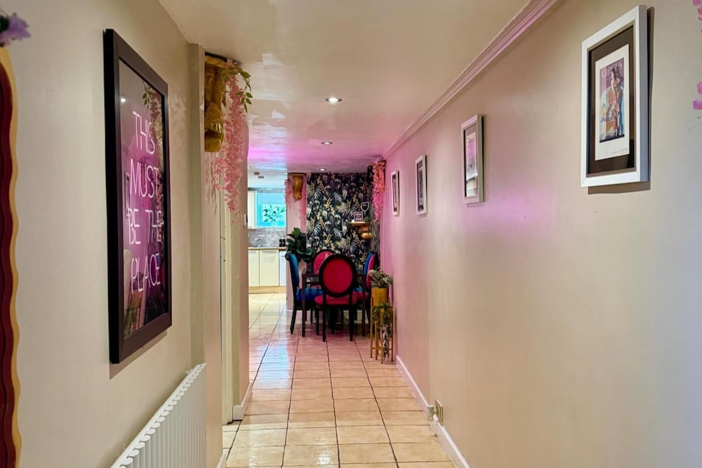 1 Bed Flat - Sleeps 5 - Pet Friendly - Parking