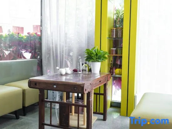 Ziyang Holiday Hotel (Zhengzhou Hanghai Square Subway Station Branch)