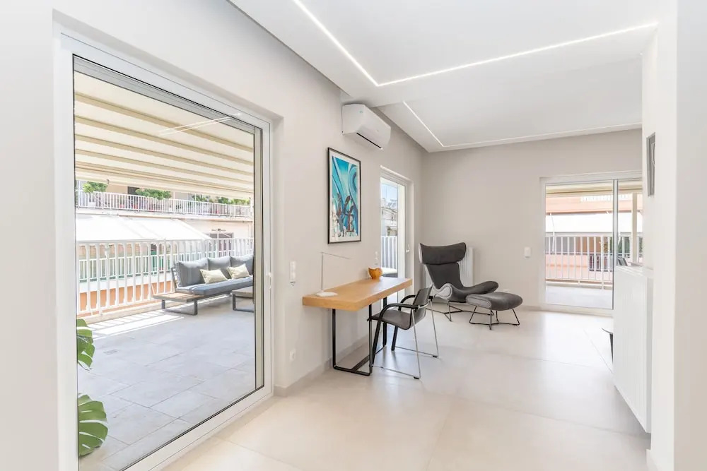 Sunny & Luxurious Penthouse with Terrace