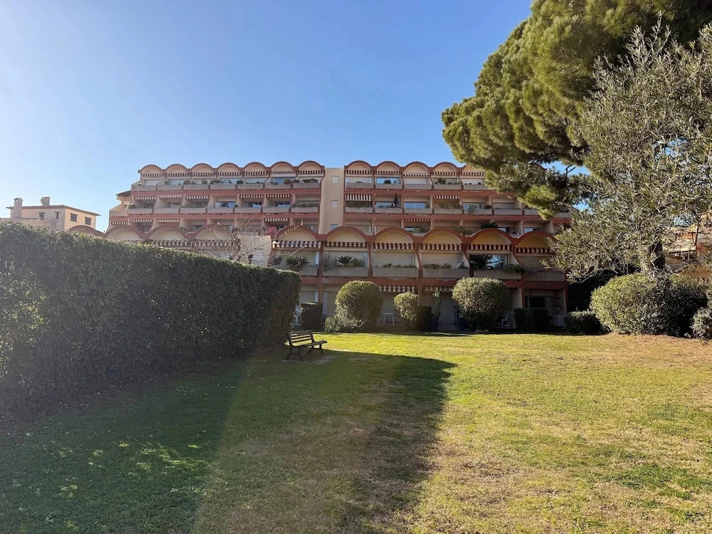 Apartment With Garden and Pool Access