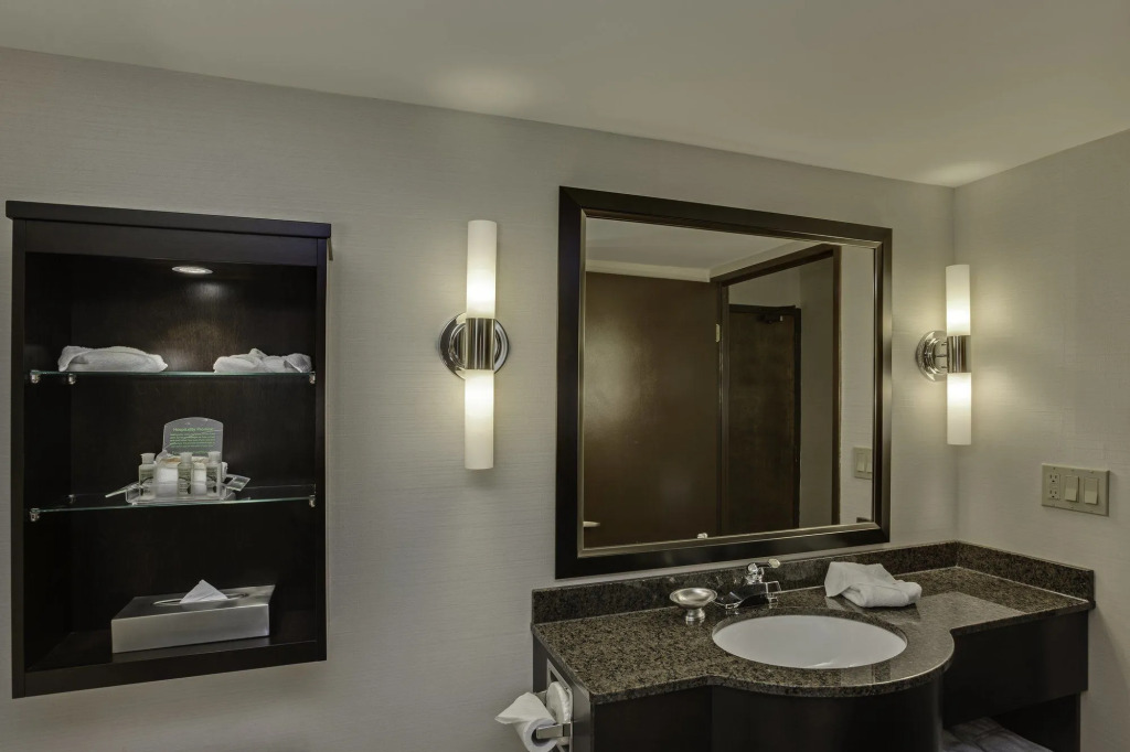 Four Points by Sheraton Point Edward Sarnia