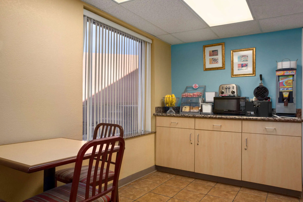 Super 8 by Wyndham Austin Downtown/Capitol Area