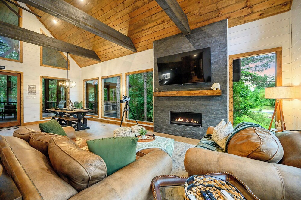 Broken Bow Home w/ Hot Tub, Game Room & EV Charger