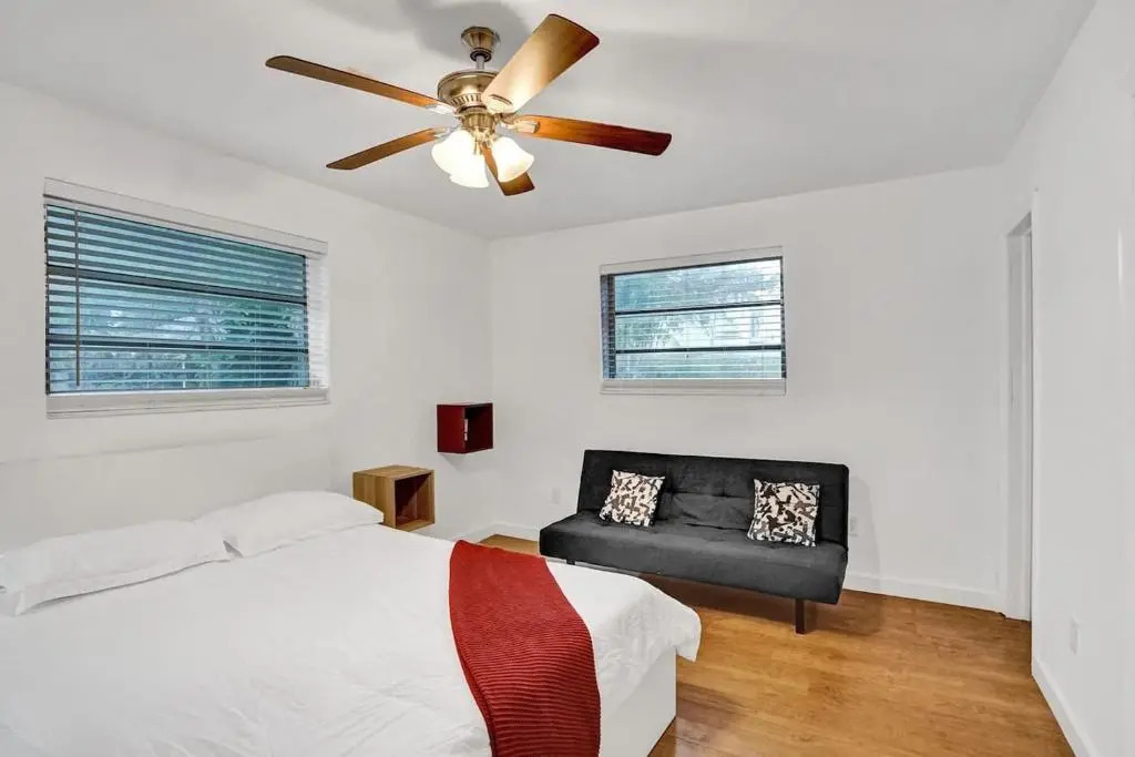 Biscayne deluxe unit 2br2bath free parking garden and BBQ