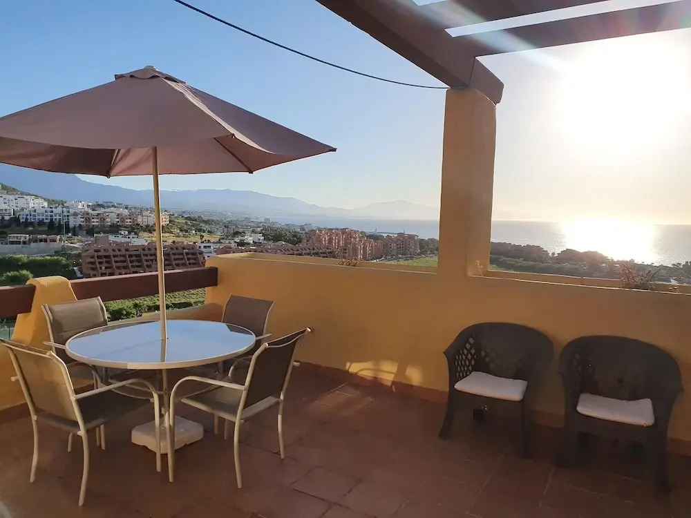 3 Bed Penthouse - Sleeps 8 - Pool - Sea View