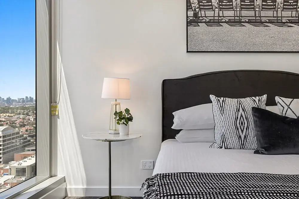 Chic 1-bed With Parking, Gym, Pool & City Views