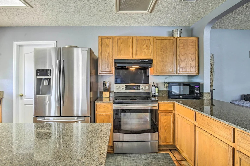 San Antonio Getaway ~ 18 Mi to Dtwn + Pool!