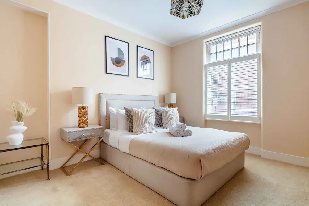 Stylish 3BR 2BA in Mayfair by Hyde Park