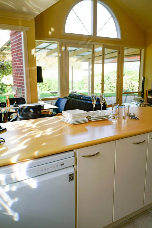 Adelaide Style Accommodation - City to Beach - Free WIFI - Free 3 car parking - Great location