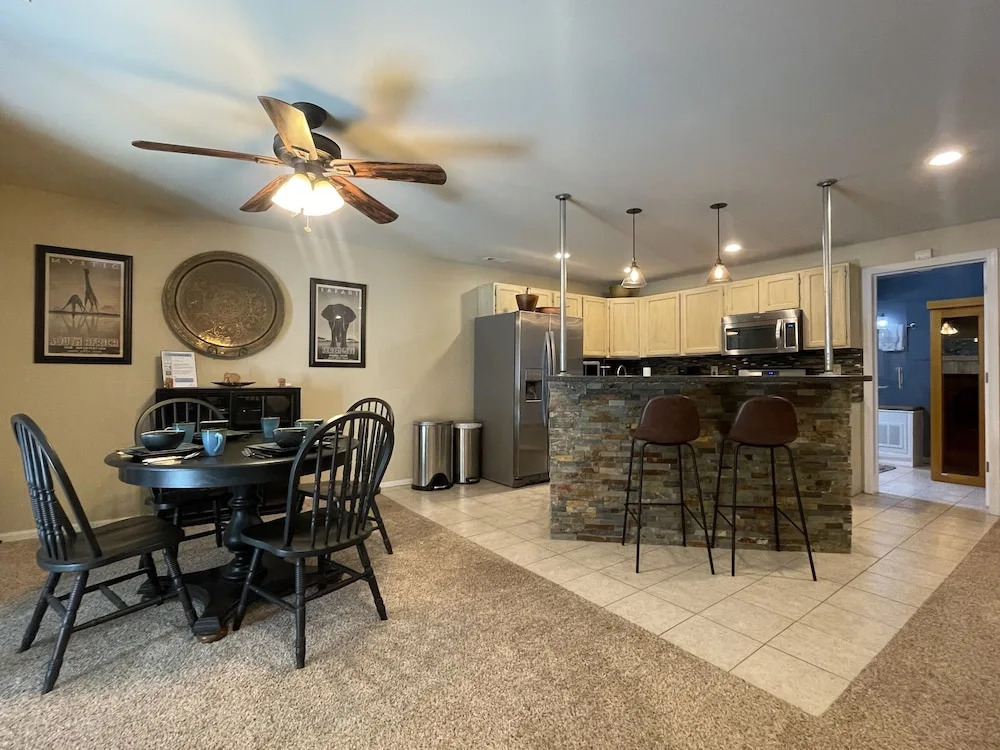 Couples Retreat With Hot Tub, Sauna and Steam Room