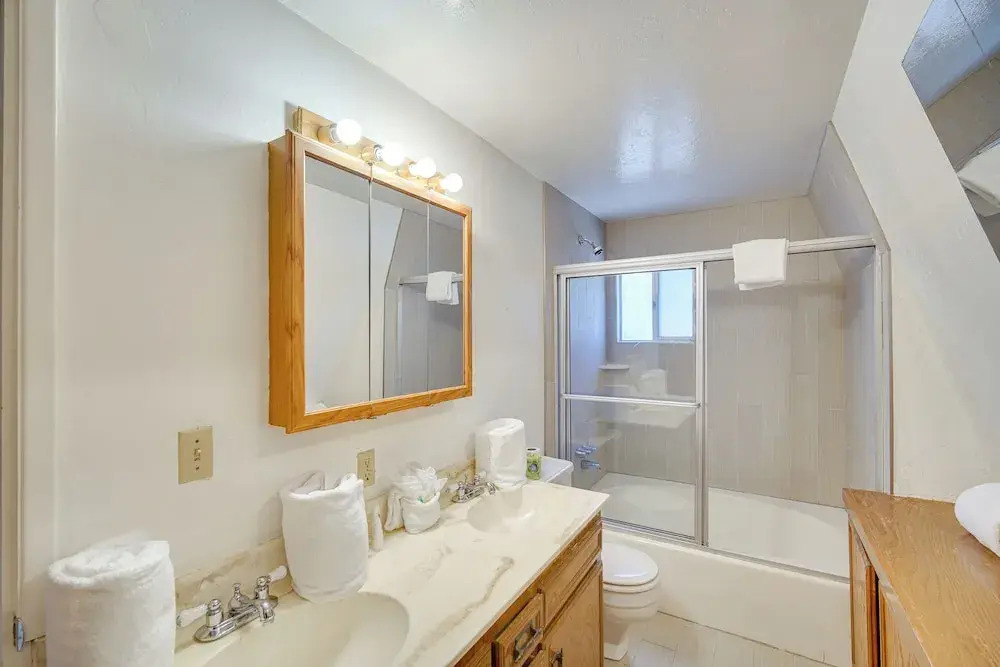 Quaint Big Bear Home w/ Hot Tub: 4 Mi to Skiing!