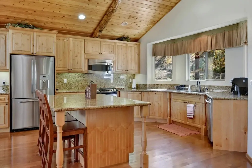 2079-moonridge Manor 3 Bedroom Home by Redawning