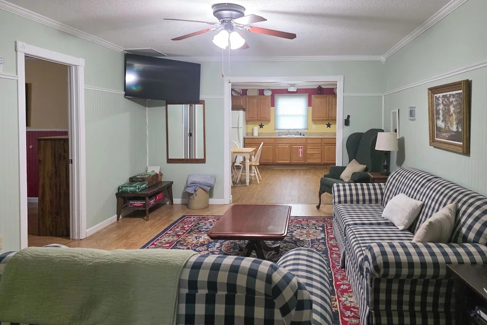 Walk to Nauvoo Temple: Remodeled Family Apartment