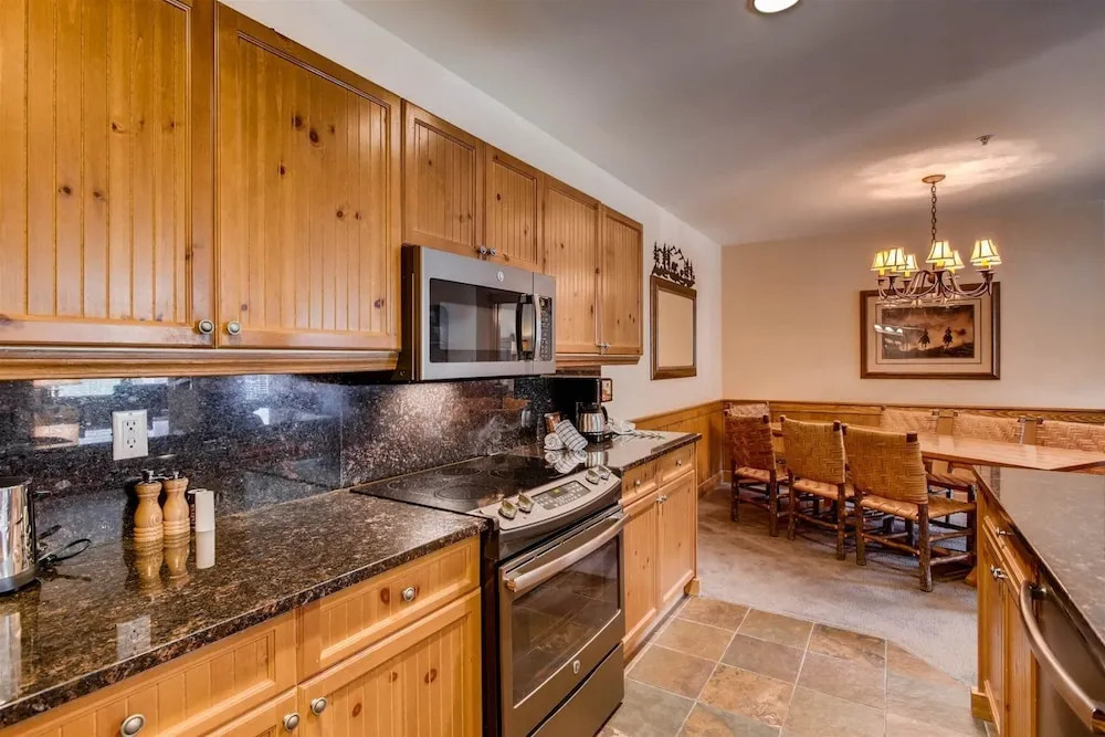 3 Bedroom Condo In River Run With Shared Pool, Hot Tubs, 100 Yards To Gondola