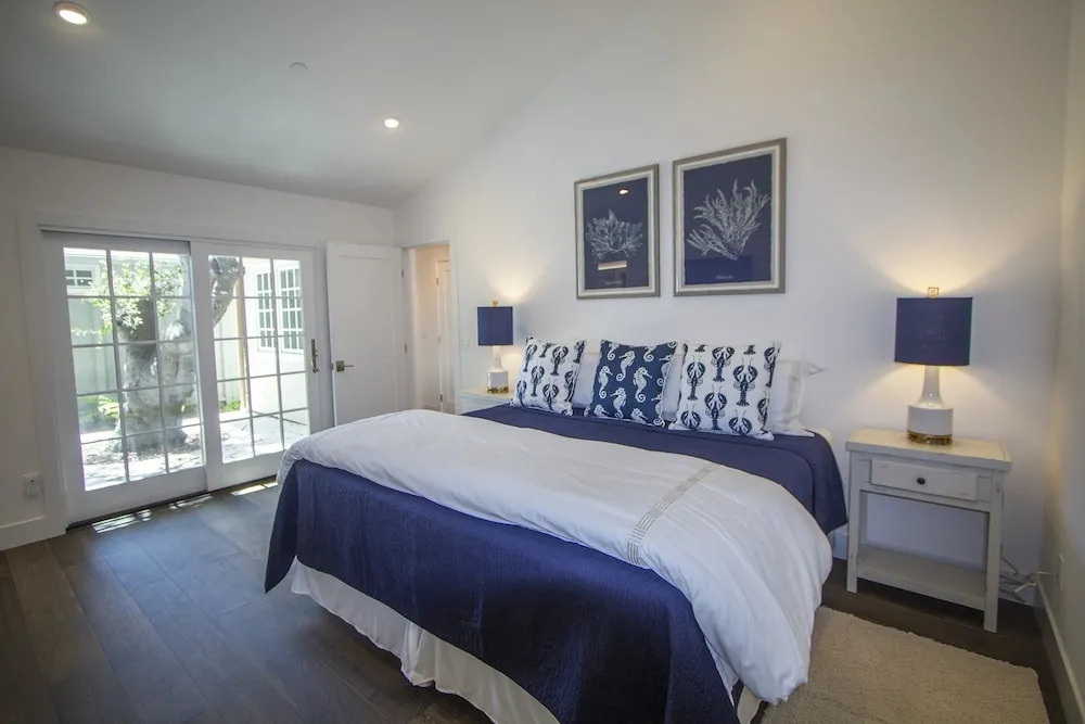 Beautifully Remodled 3/3 Walk To Shops, Restaurants, Close To World Class Golf