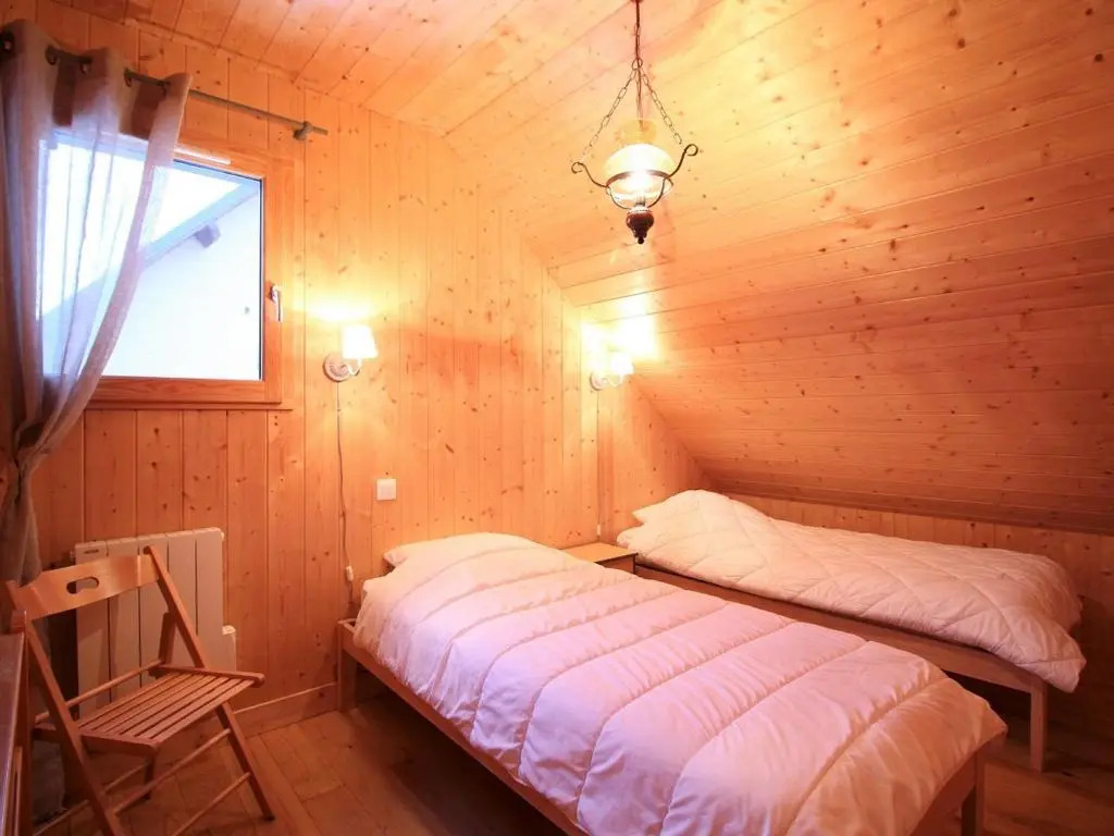 Chalet mitoyen avec terrasse, 2 chambres, parking privé - FR-1-608-65