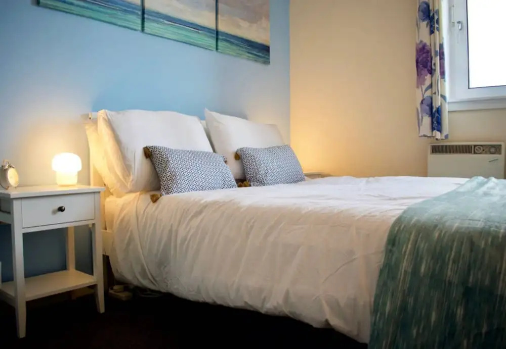 Colourful and Spacious 2 Bedroom Leith Home