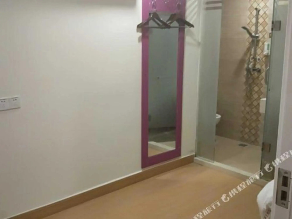 Zhongchao Theme Hotel (Shenzhen Luohu Wenjin Subway Station)