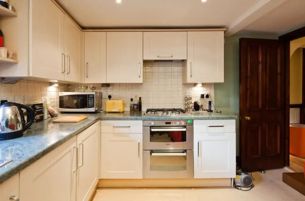 Stylish 2BR Flat Central Oxford With Parking