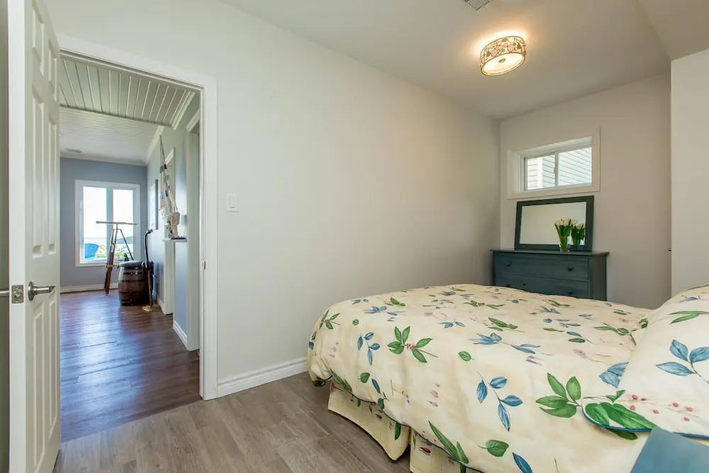 Barefoot Bungalow Gracing the shores of Lake Simcoe, a wonderful family cottage!