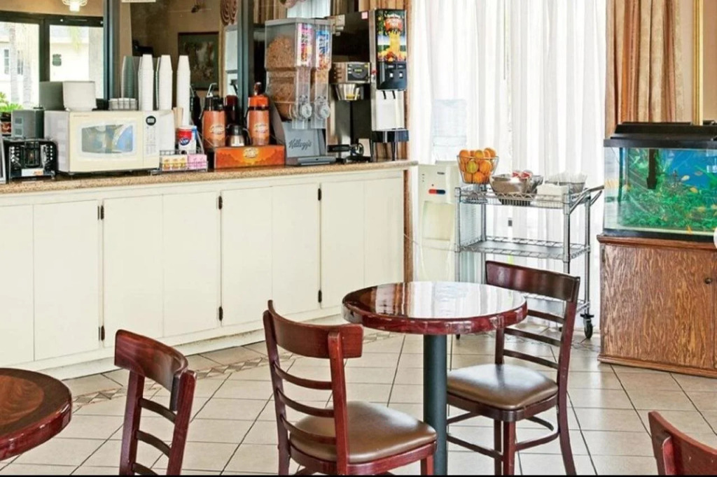 Super 8 by Wyndham Los Angeles/Alhambra