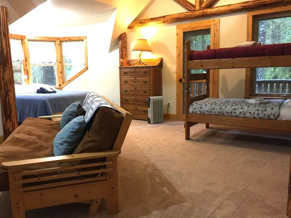 Snowline Cabin #25 A Country-style pet Friendly Cabin With hot tub and Wifi!