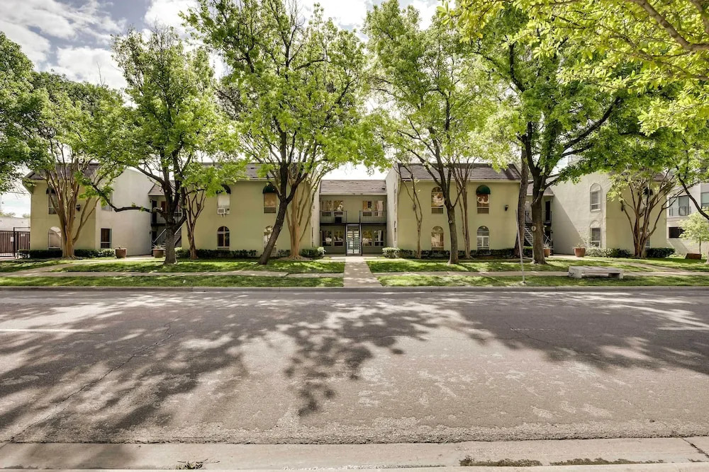 Dallas Condo w/ Pool Access - Walk to Knox Street!