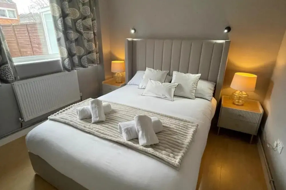 3-bed House, Sleeps 5 w/ Garden, Parking & Pets Ok