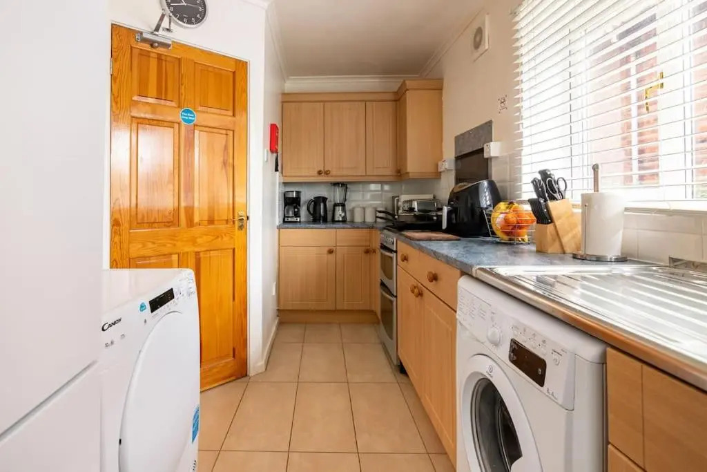 B-ham 20 mins, 10 Beds, M6 J10, Free Secure Onsite Parking