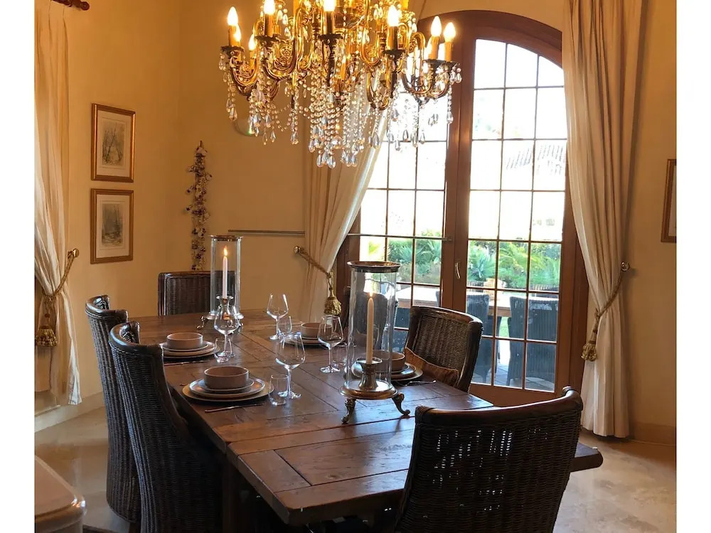 Luxury Villa with Private Pool & Spacious Garden near Sea & Marbella