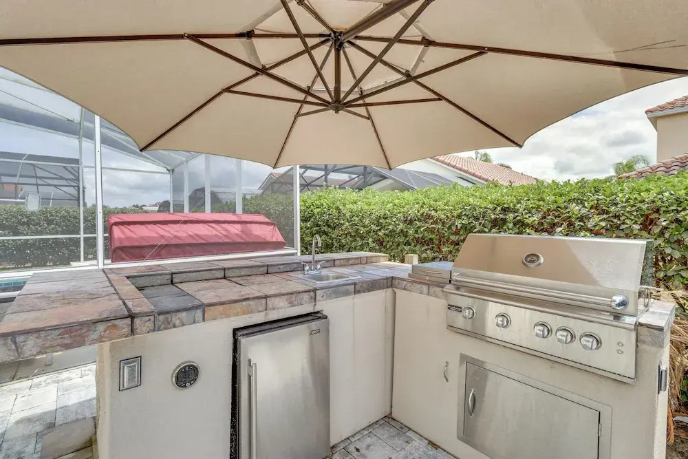 Lanai & Pool: Spacious Villa Near Disney